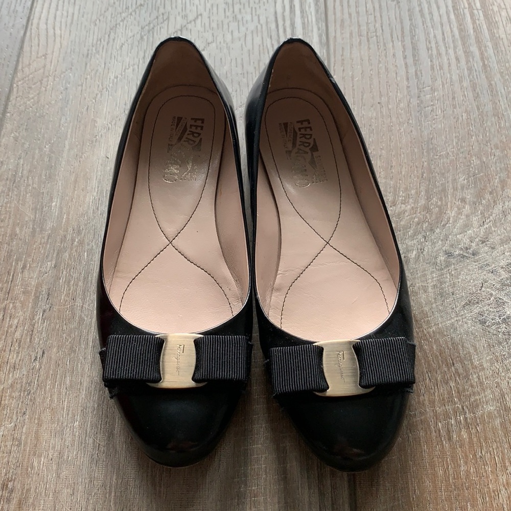 Black Salvatore Ferragamo varina flats 8C